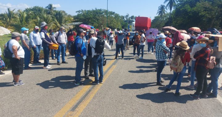 Bloquean cetegistas la carretera federal Acapulco-Zihuatanejo