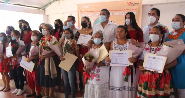 Conmemora gobierno municipal de Tecpan el Día de la Mujer Mexicana