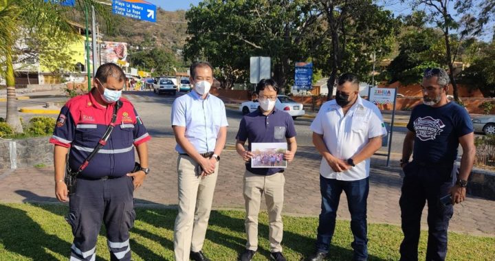 Científicos japoneses y el alcalde jorge sánchez Colocan señalética para reducción de riesgos por tsunami en Zihuatanejo