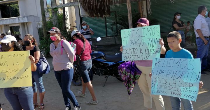 Protestas alumnos y padres de familia de escuela de Tecpan