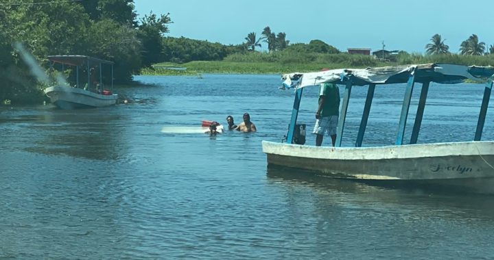 Se hunde lancha sobrecargada de personas y equipo de sonido en Laguna de Tecpan