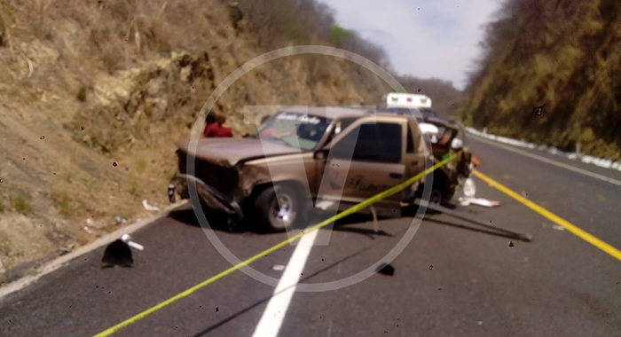 Tráiler embiste una carroza fúnebre en la Autopista Siglo XXI; una persona muere