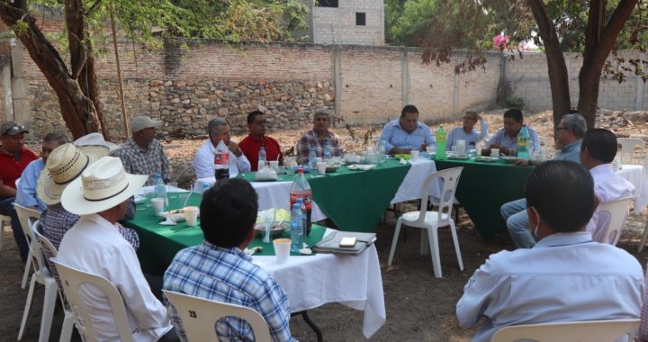 Atiende Alfredo Sánchez Esquivel a productores agrícolas de Cocula”*