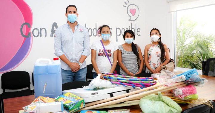 DIF entrega insumos de limpieza y útiles escolares a escuela.