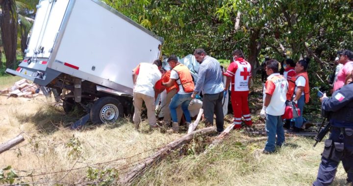 Dos jóvenes de Zihuatanejo sufren accidente carretero cerca de San Jerónimo