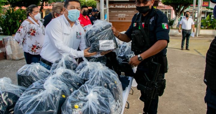 ENTREGA MÁS 100 KITS COMPLETOS DE UNIFORMES A ELEMENTOS OPERATIVOS DE SEGURIDAD PÚBLICA, TRÁNSITO MUNICIPAL Y PROTECCIÓN CIVIL DE PETATLÁN”