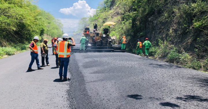 TRAS PERMANECER DAÑADA POR VARIOS AÑOS SCT REENCARPETA CARRETERA LÁZARO CÁRDENAS A ZIHUATANEJO