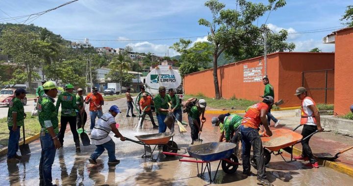 Por paso de lluvia, Gobierno de Zihuatanejo atiende de manera inmediata limpieza de la ciudad