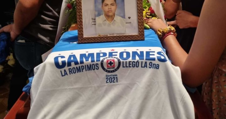 Exigen justicia en sepulcro de joven fallecido en localidad de Atoyac por presunta negligencia médica