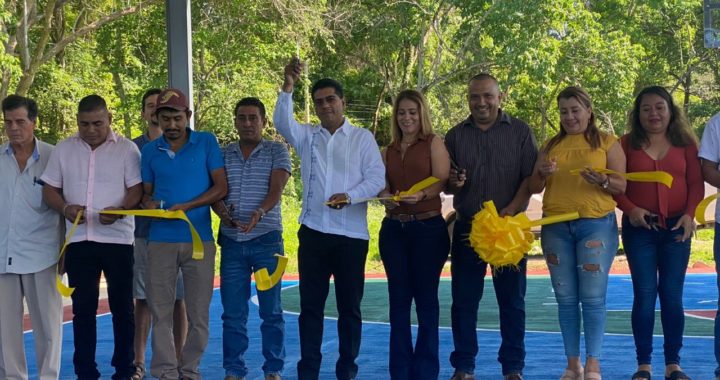 Crescencio Reyes cumple con la comunidad turística de Troncones