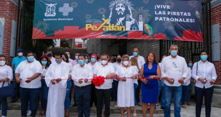 EL PRESIDENTE MUNiCIPAL DE PETATLÁN EN COMPAÑÍA DEL PARROCO DE LA IGLESIA DEL PADRE JESÚS DE PETATLÁN CORTA EL LISTÓN INAUGURAL DE LAS FIESTA PATRONALES DE PAPA CHUY”