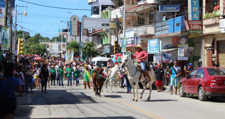 Con el paseo del Toro de Once arracan festividades en honor a San Bartolo en Tecpan