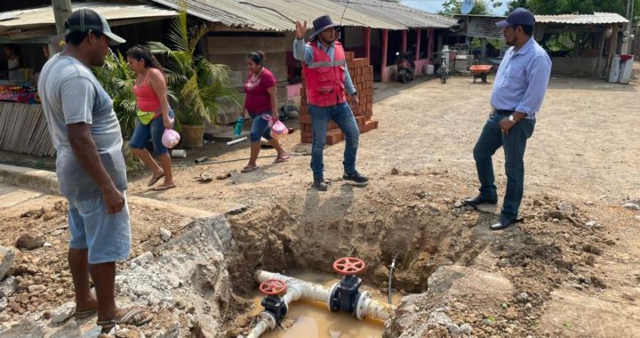 Alcalde Crescencio Reyes supervisa obra de agua potable en Lagunillas