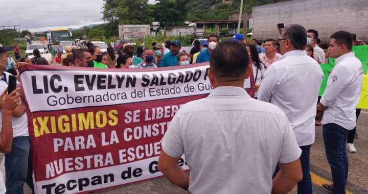 Bloquean por tres horas la carretera federal en Tecpan de Galeana