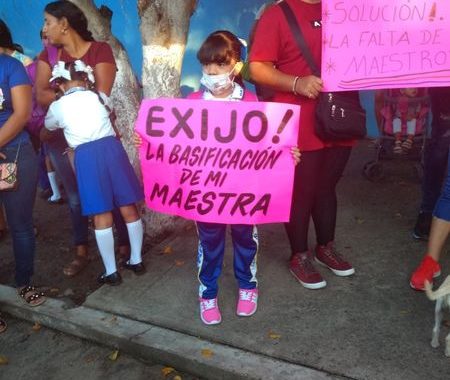 Toman escuela primaria en Petatlan pidiendo, piden atención a maestros