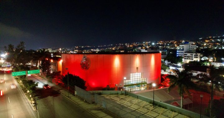 ILUMINAN DE ROJO EL CONGRESO POR EL DÍA MUNDIAL DE LA LUCHA CONTRA EL VIH-SIDA