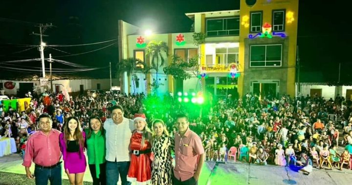 gobierno de La Unión realiza encendido de árbol navideño