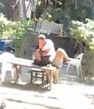 Mediante un video se observa como una restaurantera de Playa Las Gatas de Zihuatanejo es golpeada por su cuñado