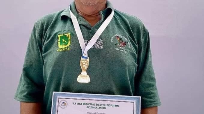 PIDEN AYUDA PARA “LA OLGA” MARTINEZ LEGENDARIO ENTRENADOR DE FUTBOL DE ZIHUATANEJO QUE SUFRIÓ PARÁLISIS FACIAL