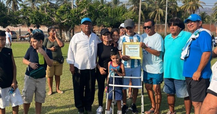 Enrique “Outes”Torres es reconocido por su trayectoria futbolística de cerca de 50 años jugando en Zihuatanejo