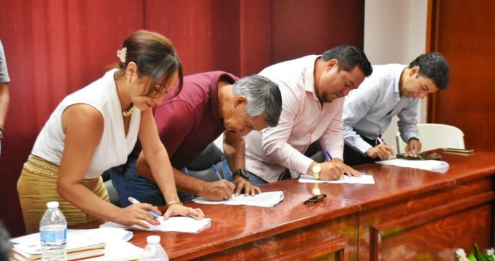 Itzé Camacho Firma Convenio con el Sindicato del H. Ayuntamiento