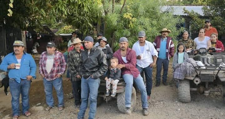 Habitantes de la sierra de Guerrero solicitan al gobierno estatal y federal abran caminos para sacar sus cosechas