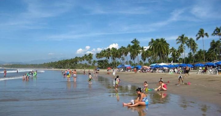 Miles de turistas arriban a las playas de Ixtapa-Zihuatanejo en inicio de las vacaciones