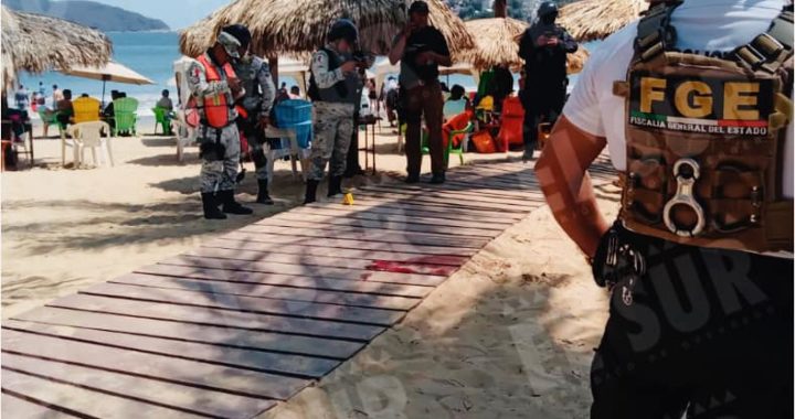 Balean a un prestador de servicios turísticos en playa de Acapulco ante cientos de turistas