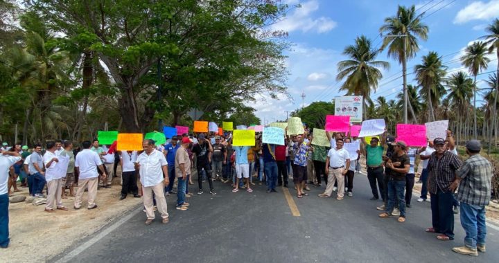 Habitantes de Petatlan bloquean la carretera federal para denunciar abusos de elementos de la Fiscalía General del Estado