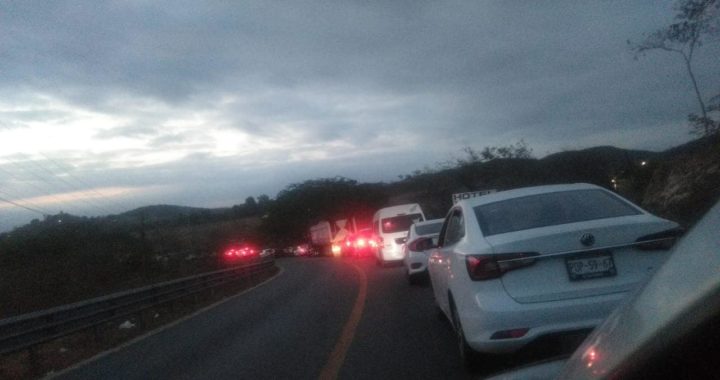 Más de diez horas con la carretera Acapulco-Zihuatanejo en Municipio de Petatlan paralizada