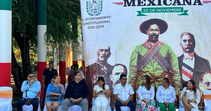 Presidente Crescencio Reyes encabeza desfile del 113 aniversario de la Revolución Mexicana