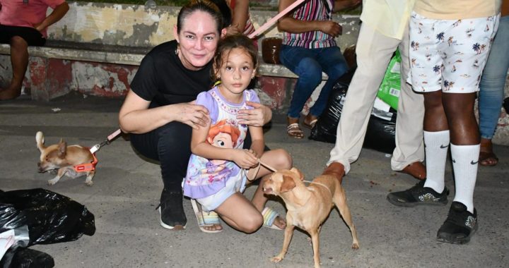 Realizan recorrido nocturno con mascotas en La Unión