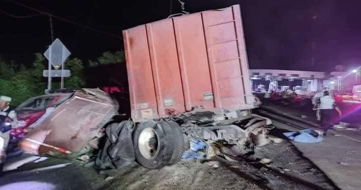 Tragedia en la Autopista del Sol: Tráiler sin frenos causa fatal accidente en la caseta de La Venta