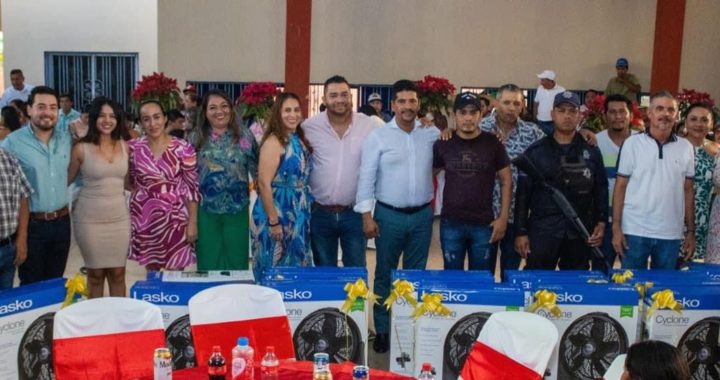 Gobierno Municipal de La Unión realiza posada a su personal