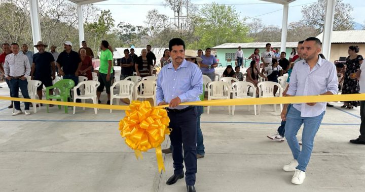 Presidente Crescencio Reyes inaugura espacio deportivo en comunidad de San Diego