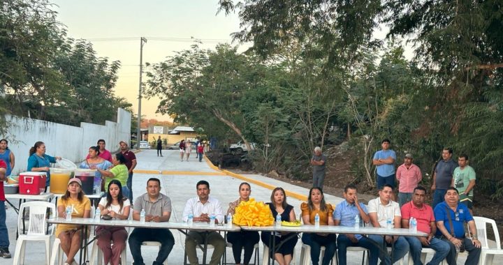 Presidente Crescencio Reyes inaugura importante calle en Zacatula