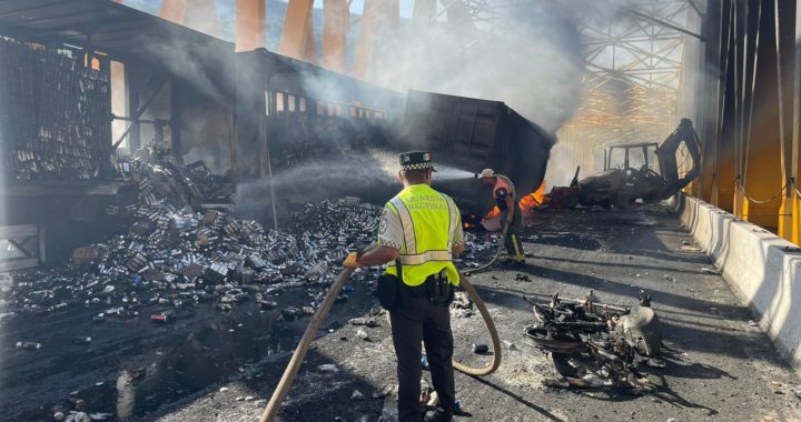 Personal de Protección Civil de La Unión apoyó para sofocar incendio en accidente de Infiernillo