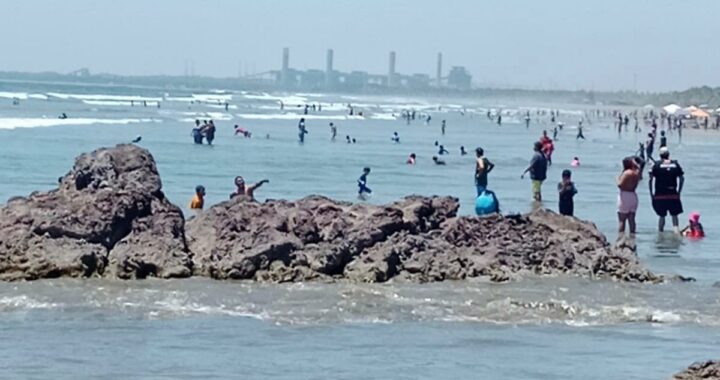 Llegan miles de visitantes a las playas de La Unión