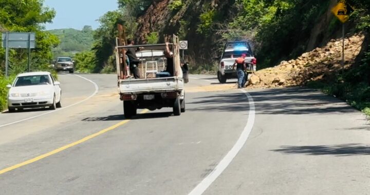 Protección civil y bomberos de La Unión acuden para atender derrumbe de cerro en la carretera