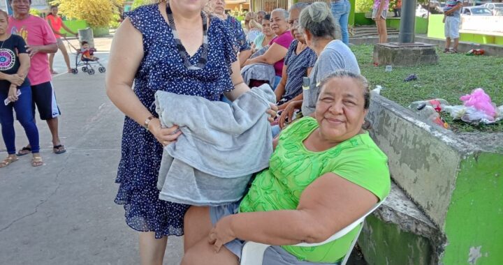 DIF Municipal de La Unión en coordinación con el estado Entregan Cobertores a Familias Afectadas por Huracán